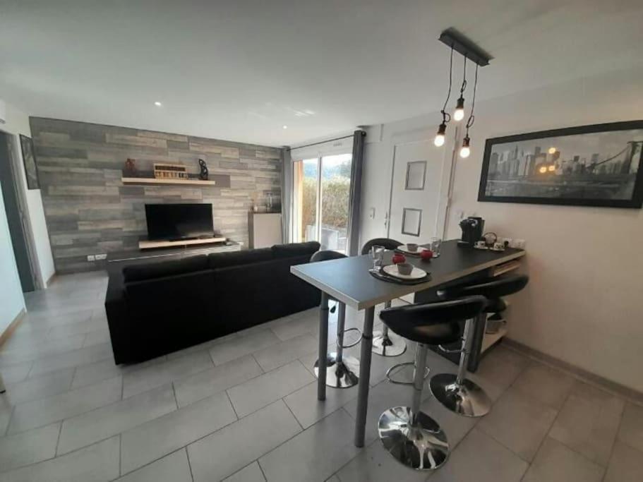 Appartement Spacieux &Tres Calme. Spacious & Very Quiet Apartment. Carros Eksteriør bilde